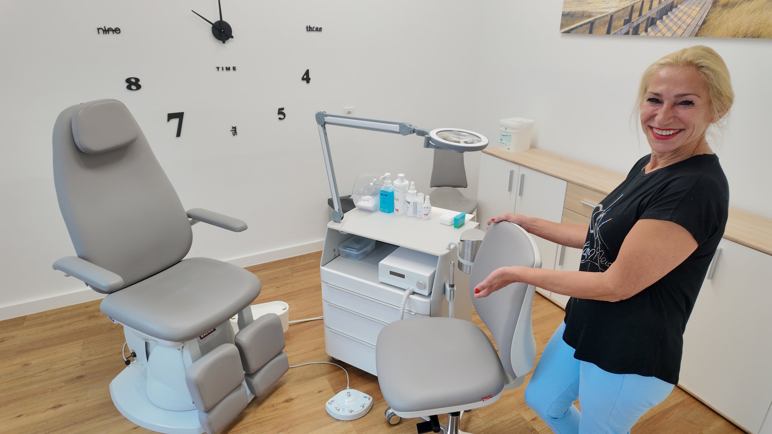 Praxisinhaberin zeigt Behandlungsraum